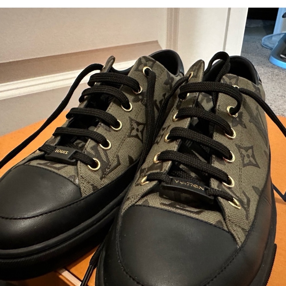 Rare like new LV green monogram authentic sneakers, size 9. - Picture 3 of 5
